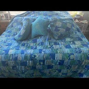 Reversible King Quilt with three pillows